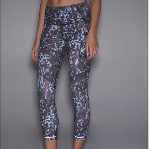 Lululemon All Sport Crop
Floral/Tranquil Blue 6
